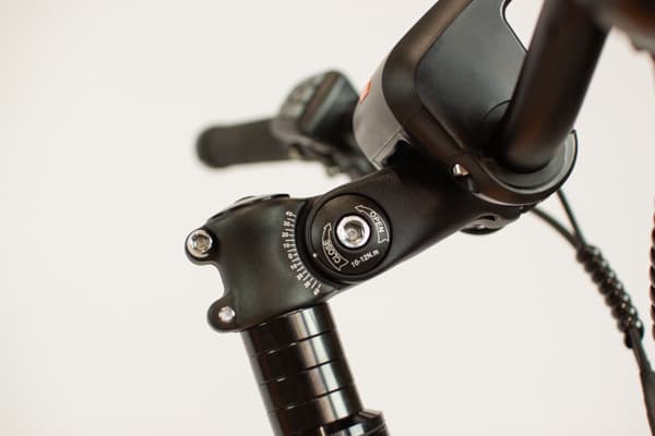 The height-adjustable stem on a Tribe Evamos Longtail